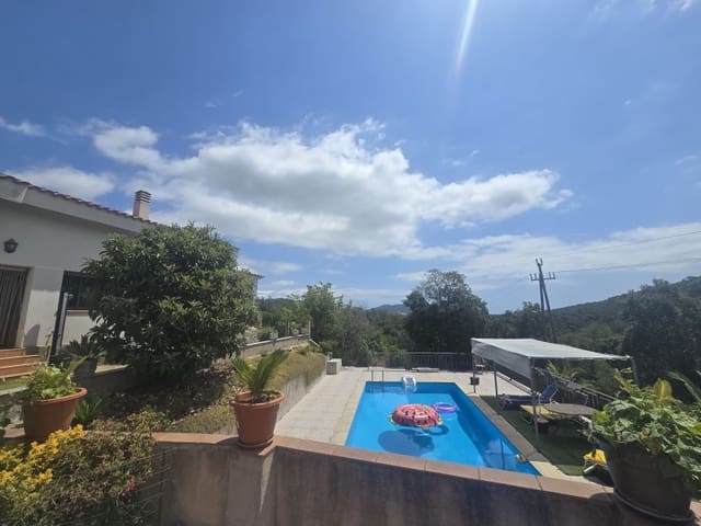 4 bedroom Villa for sale in Centre, Lloret de Mar with garage - € 367,000 (Ref: 5338210)