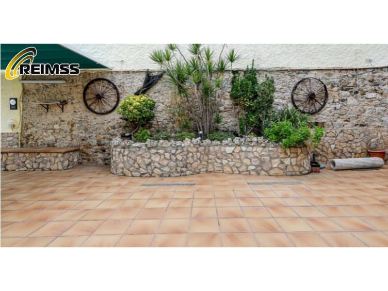 6 soverom Villa til salgs i Pineda de Mar med garasje - € 668 000 (Ref: 6382320)