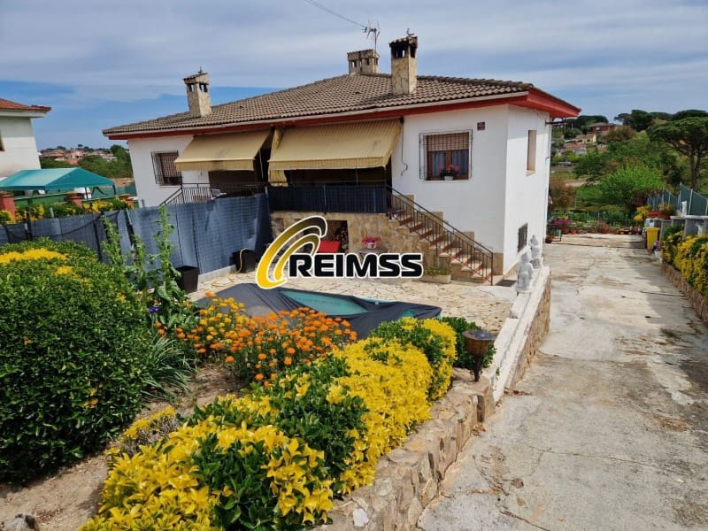 6 soveværelse Villa til salg i Sils med garage - € 248.000 (Ref: 7810354)