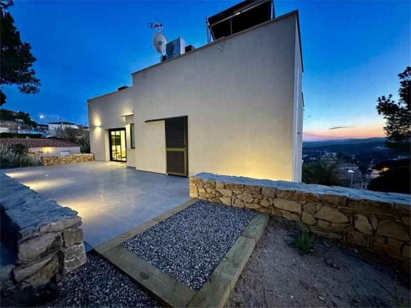 4 bedroom Villa for sale in Lloret de Mar with pool garage - € 869,500 (Ref: 8298233)