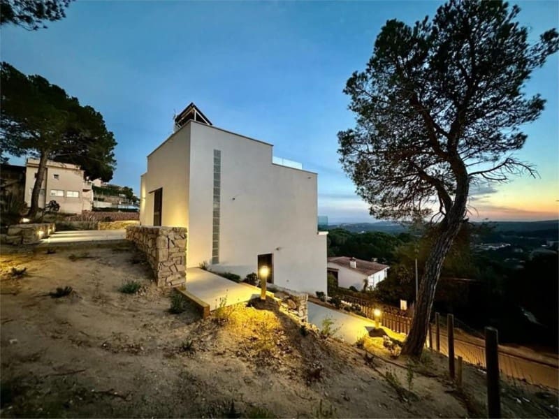 4 bedroom Villa for sale in Lloret de Mar with pool garage - € 869,500 (Ref: 8298233)