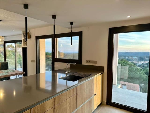 4 chambre Villa/Maison à vendre à Urbanitzacions del Nord, Lloret de Mar avec piscine garage - 869 500 € (Ref: 8298233)