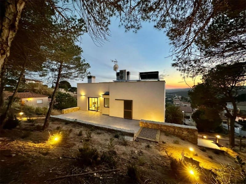 4 bedroom Villa for sale in Lloret de Mar with pool garage - € 869,500 (Ref: 8298233)