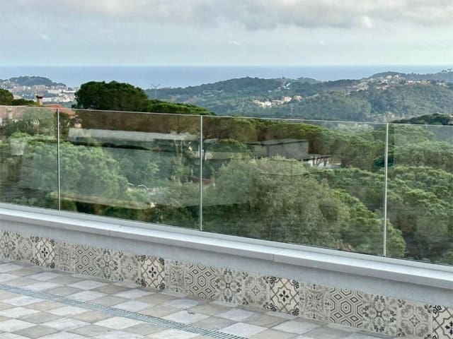 4 chambre Villa/Maison à vendre à Urbanitzacions del Nord, Lloret de Mar avec piscine garage - 869 500 € (Ref: 8298233)