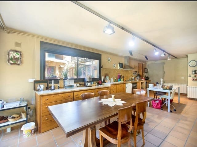 4 bedroom Villa for sale in Riudarenes with garage - € 420,500 (Ref: 8399617)