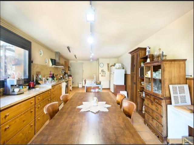 4 bedroom Villa for sale in Riudarenes with garage - € 420,500 (Ref: 8399617)