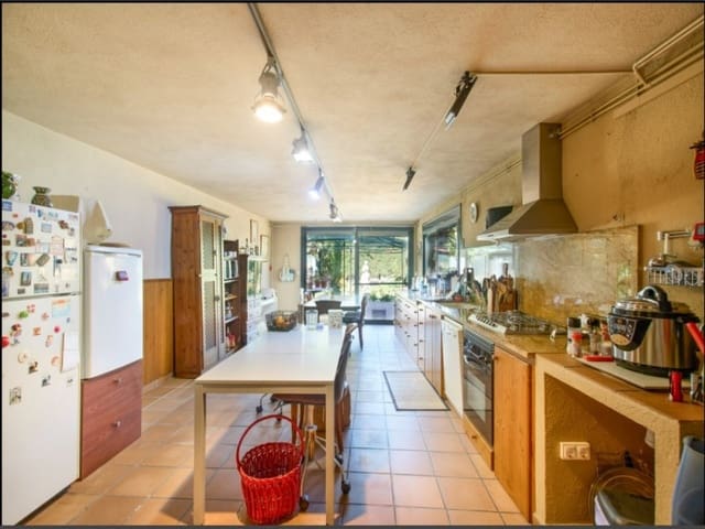 4 bedroom Villa for sale in Riudarenes with garage - € 420,500 (Ref: 8399617)