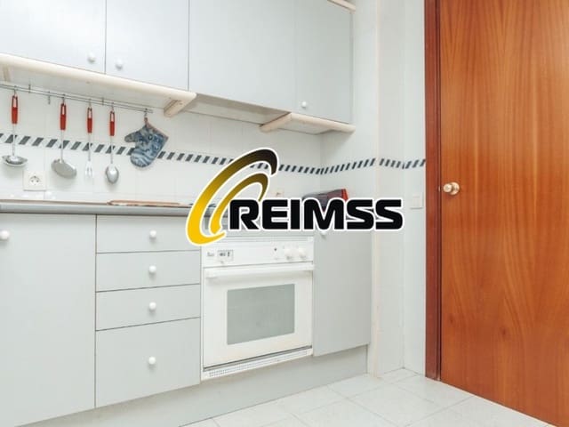 3 bedroom Flat for sale in Blanes - € 160,000 (Ref: 8508977)