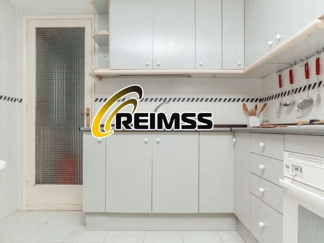 3 bedroom Flat for sale in Blanes - € 160,000 (Ref: 8508977)