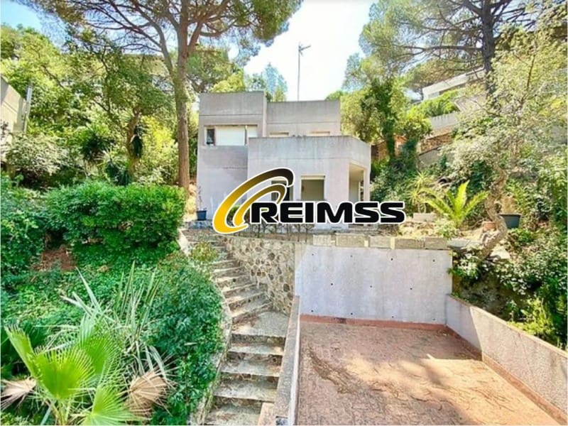 4 slaapkamer Villa te koop in Lloret de Mar met garage - € 315.000 (Ref: 8551110)