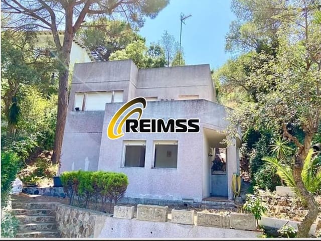 4 slaapkamer Villa te koop in Canyelles, Lloret de Mar met garage - € 315.000 (Ref: 8551110)