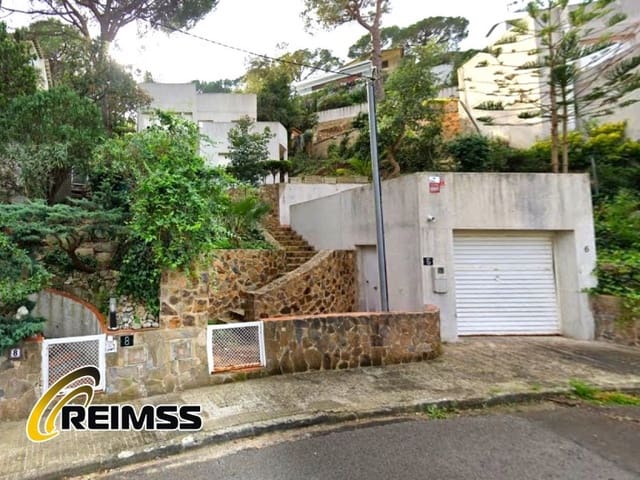 4 slaapkamer Villa te koop in Canyelles, Lloret de Mar met garage - € 315.000 (Ref: 8551110)