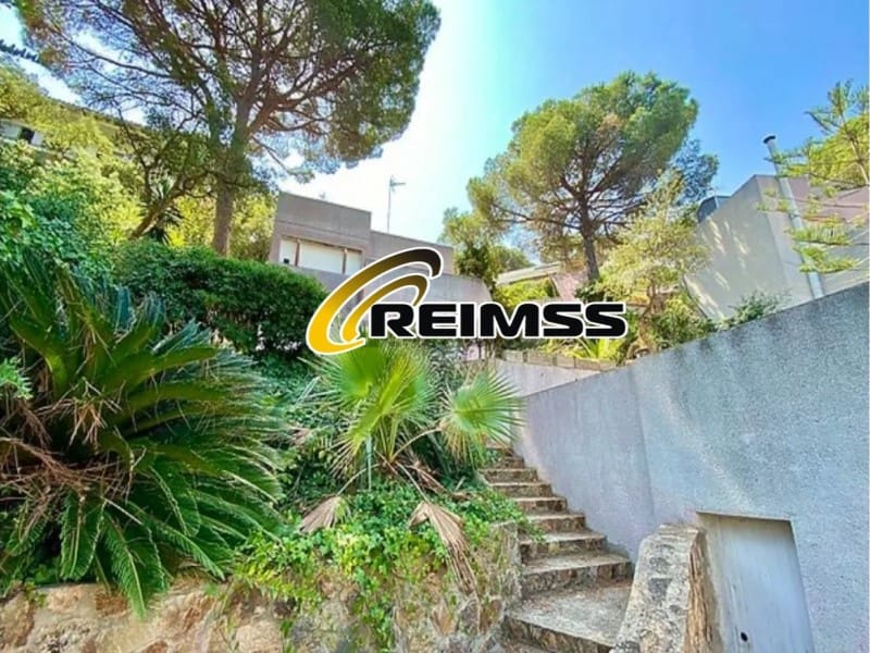 4 bedroom Villa for sale in Lloret de Mar with garage - € 335,000 (Ref: 8551110)