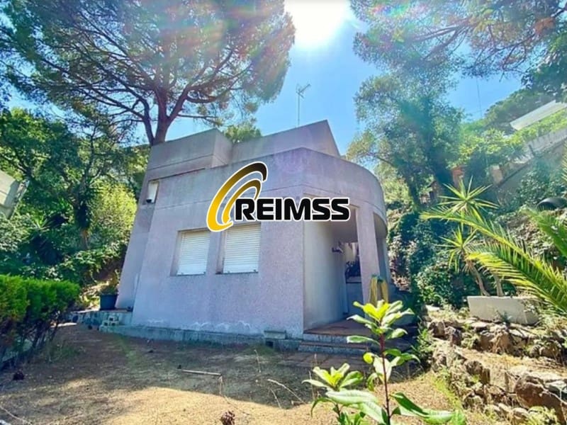 4 bedroom Villa for sale in Lloret de Mar with garage - € 335,000 (Ref: 8551110)