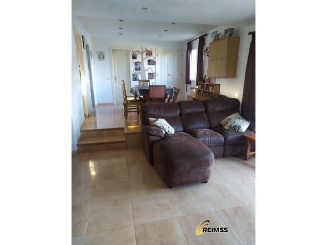 4 bedroom Villa for sale in Llagostera with garage - € 215,000 (Ref: 8551114)