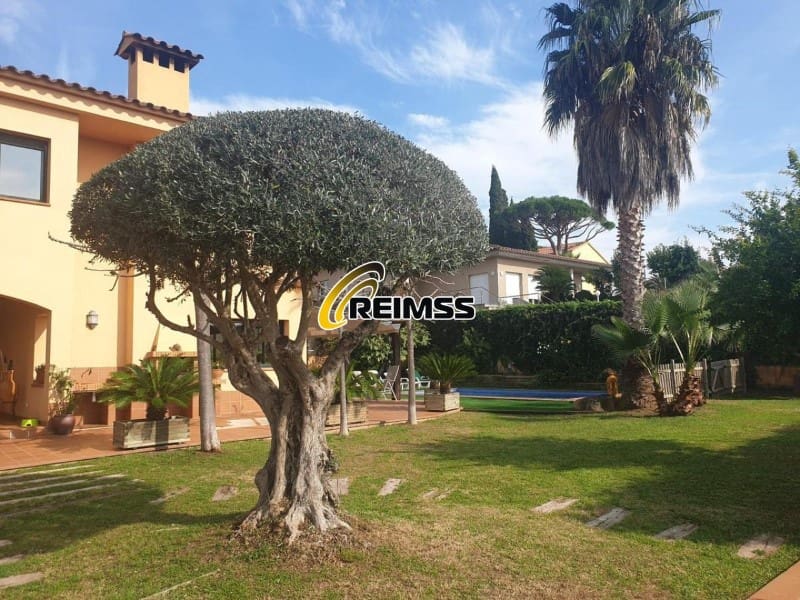 5 soveværelse Villa til salg i Lloret de Mar med swimmingpool garage - € 892.500 (Ref: 8744325)