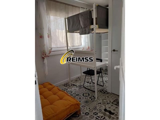 6 bedroom Villa for sale in Centre, Lloret de Mar with garage - € 393,000 (Ref: 8744335)