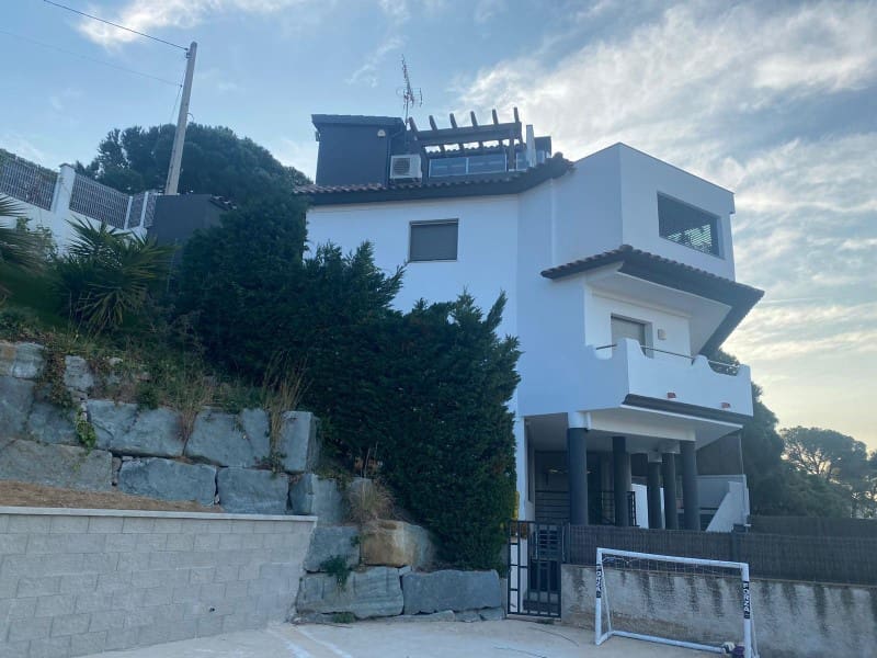 5 sovrum Villa till salu i Lloret de Mar med garage - 1 050 000 € (Ref: 8744336)