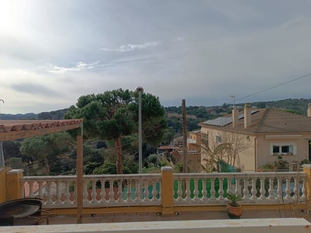 5 bedroom Villa for sale in Urbanitzacions del Nord, Lloret de Mar - € 575,000 (Ref: 8828163)