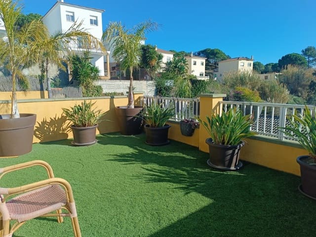 5 bedroom Villa for sale in Urbanitzacions del Nord, Lloret de Mar - € 575,000 (Ref: 8828163)