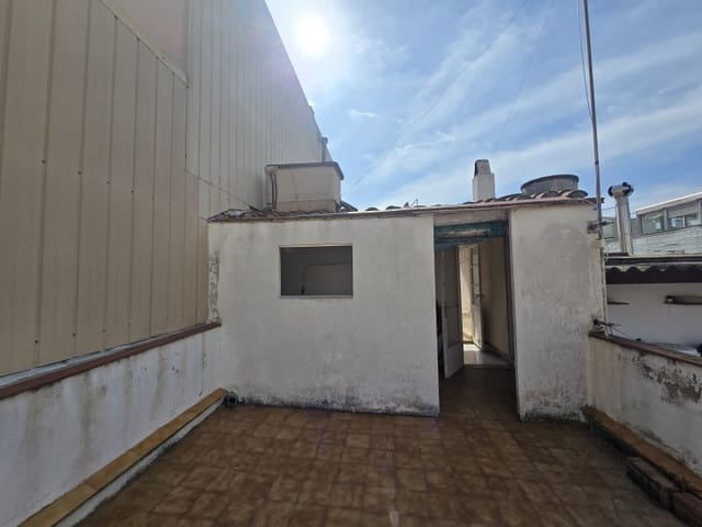 5 bedroom Villa for sale in Blanes with garage - € 330,000 (Ref: 8839352)