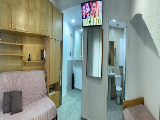 4 bedroom Villa for sale in Centre, Lloret de Mar - € 260,000 (Ref: 9129943)