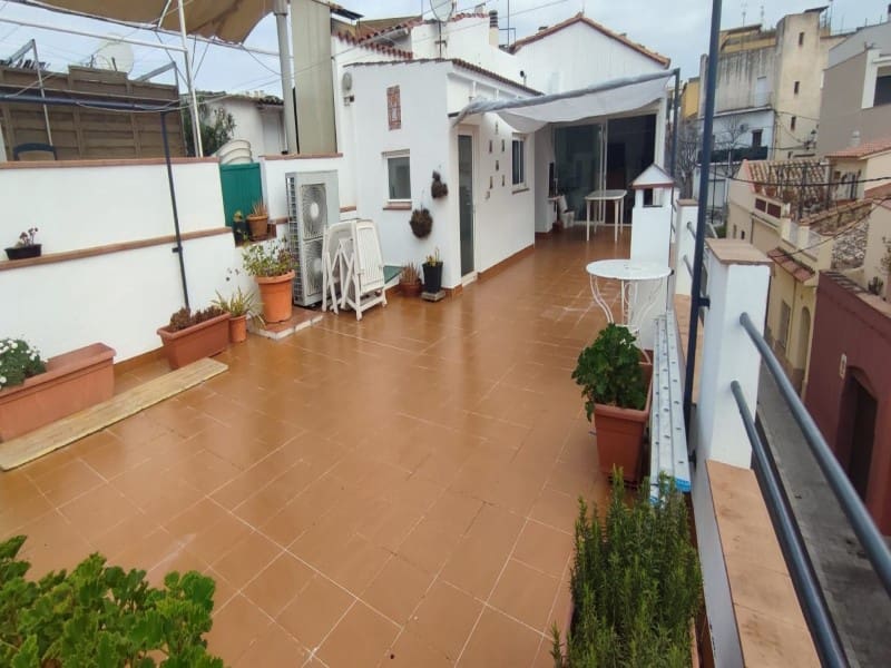 4 bedroom Villa for sale in Sant Feliu de Guixols with garage - € 450,000 (Ref: 9166974)