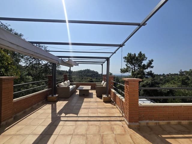 5 bedroom Villa for sale in Urbanitzacions del Nord, Lloret de Mar - € 259,000 (Ref: 9171348)
