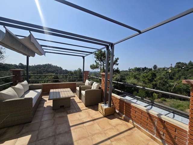 5 bedroom Villa for sale in Urbanitzacions del Nord, Lloret de Mar - € 259,000 (Ref: 9171348)
