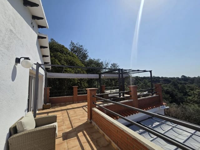 5 bedroom Villa for sale in Urbanitzacions del Nord, Lloret de Mar - € 259,000 (Ref: 9171348)