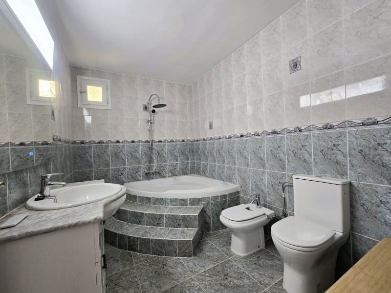 5 soveværelse Villa til salg i Lloret de Mar - € 259.000 (Ref: 9171348)