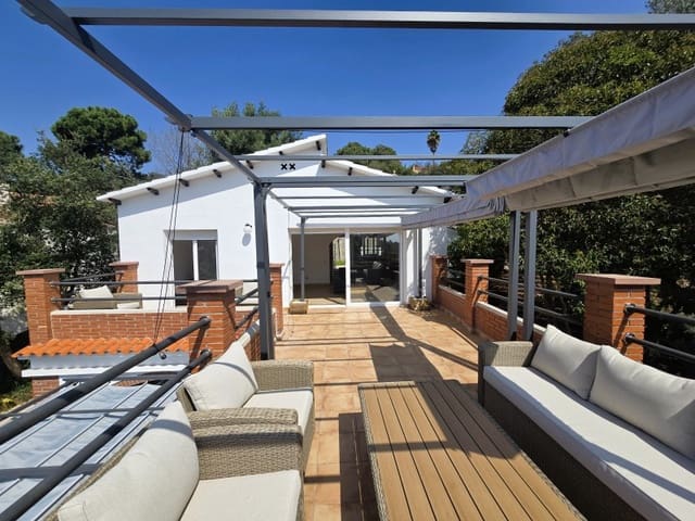5 bedroom Villa for sale in Urbanitzacions del Nord, Lloret de Mar - € 259,000 (Ref: 9171348)