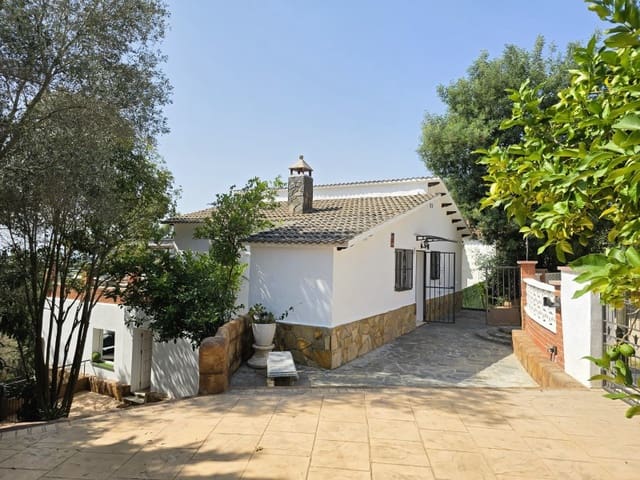 5 bedroom Villa for sale in Urbanitzacions del Nord, Lloret de Mar - € 259,000 (Ref: 9171348)