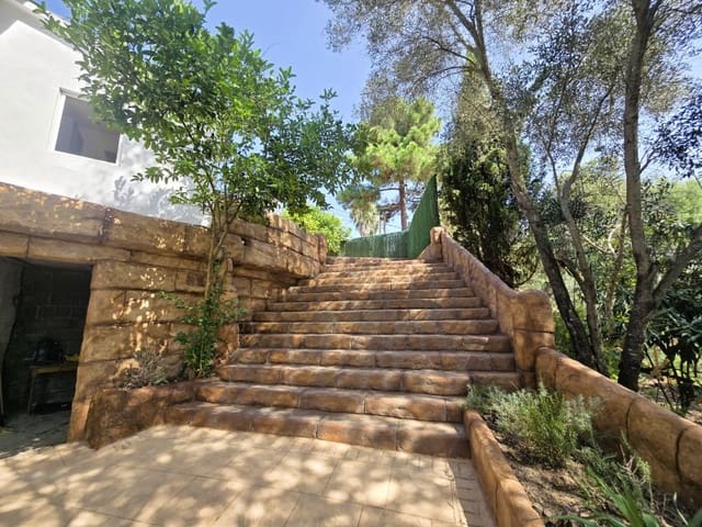 5 bedroom Villa for sale in Urbanitzacions del Nord, Lloret de Mar - € 259,000 (Ref: 9171348)