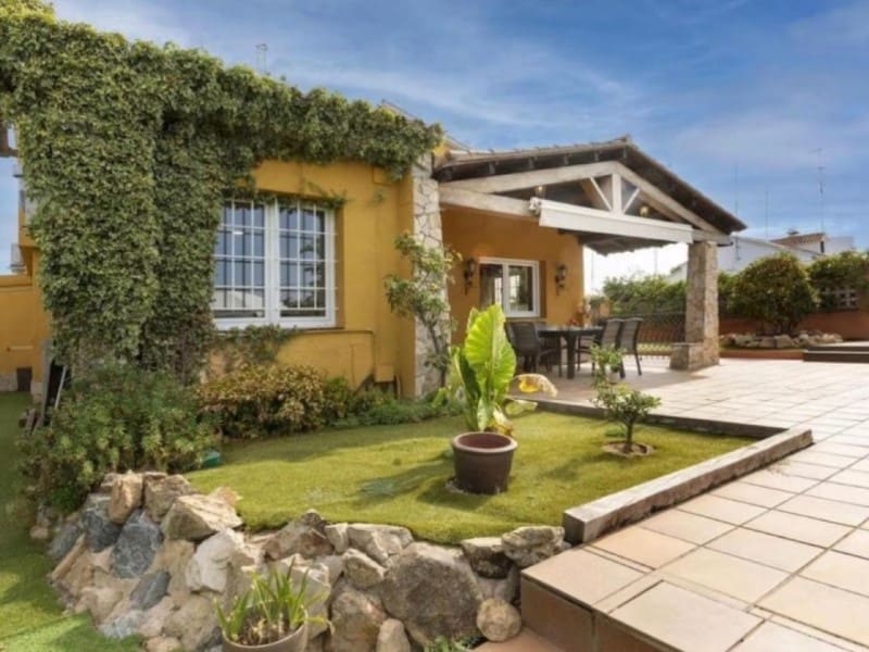 5 soveværelse Villa til salg i Lloret de Mar med garage - € 647.000 (Ref: 9422368)