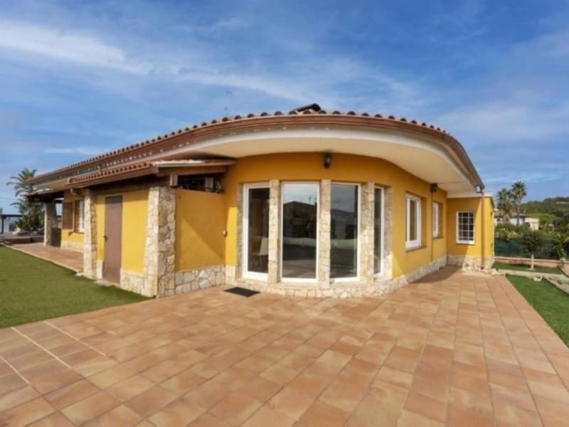 5 soveværelse Villa til salg i Lloret de Mar med garage - € 647.000 (Ref: 9422368)