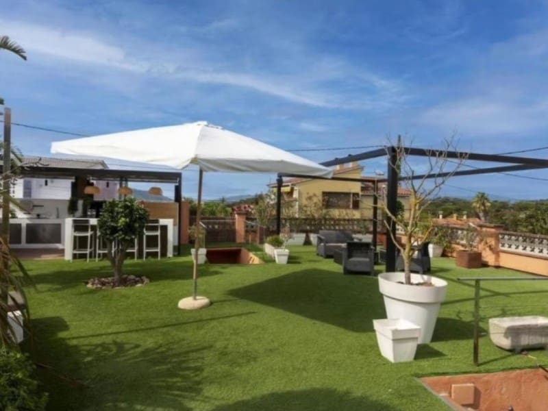 5 soveværelse Villa til salg i Lloret de Mar med garage - € 647.000 (Ref: 9422368)