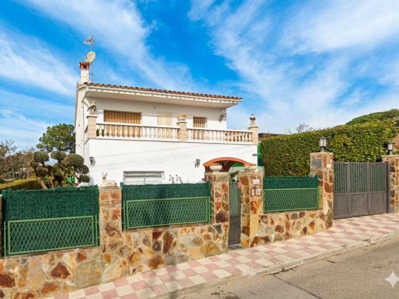 6 bedroom Villa for sale in Vidreres - € 315,000 (Ref: 9682418)