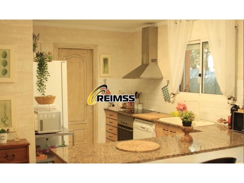5 bedroom Villa for sale in Vidreres with pool garage - € 546,000 (Ref: 9682419)