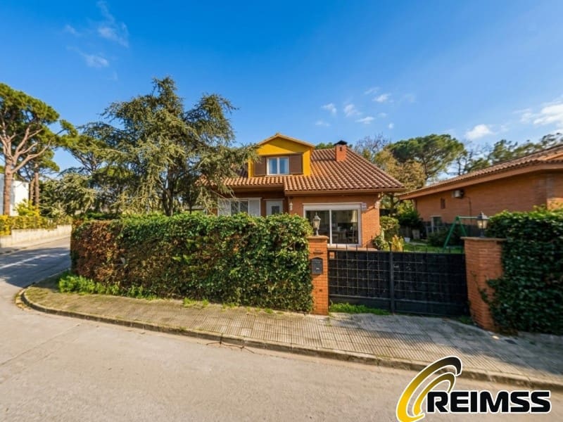 5 bedroom Villa for sale in Vidreres with pool garage - € 577,500 (Ref: 9682420)