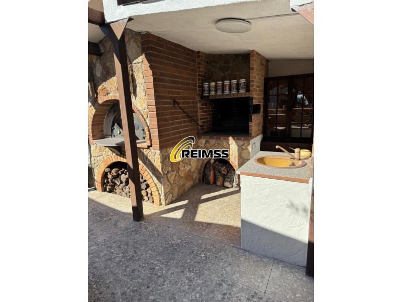 5 bedroom Villa for sale in Lloret de Mar with garage - € 524,000 (Ref: 9794379)