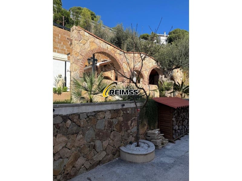 5 bedroom Villa for sale in Lloret de Mar with garage - € 524,000 (Ref: 9794379)