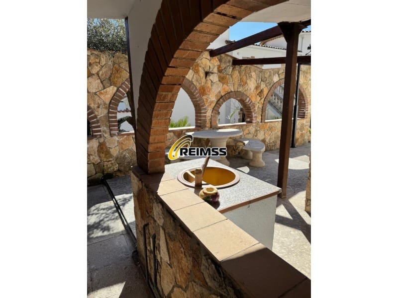 5 bedroom Villa for sale in Lloret de Mar with garage - € 524,000 (Ref: 9794379)