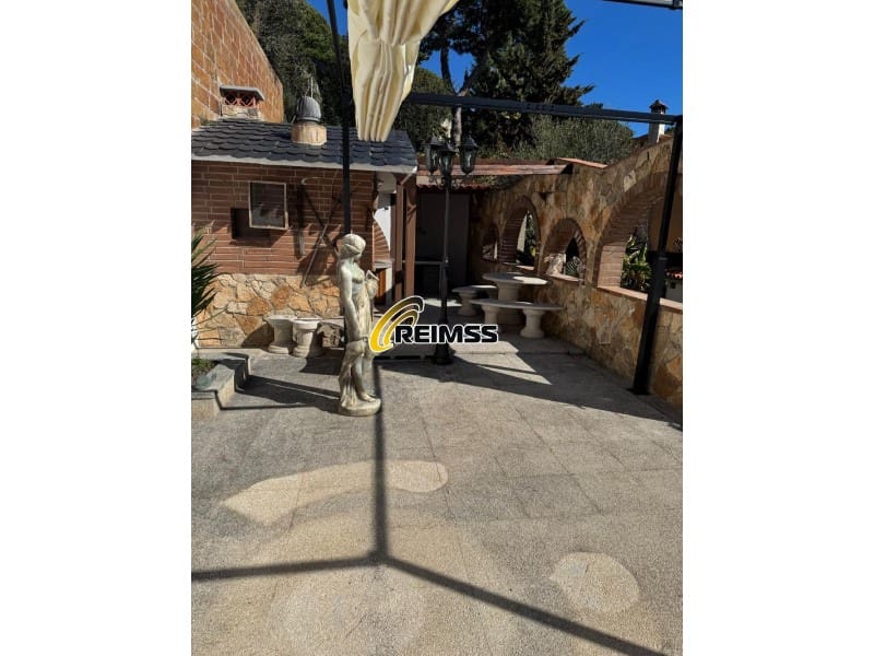 5 bedroom Villa for sale in Lloret de Mar with garage - € 524,000 (Ref: 9794379)