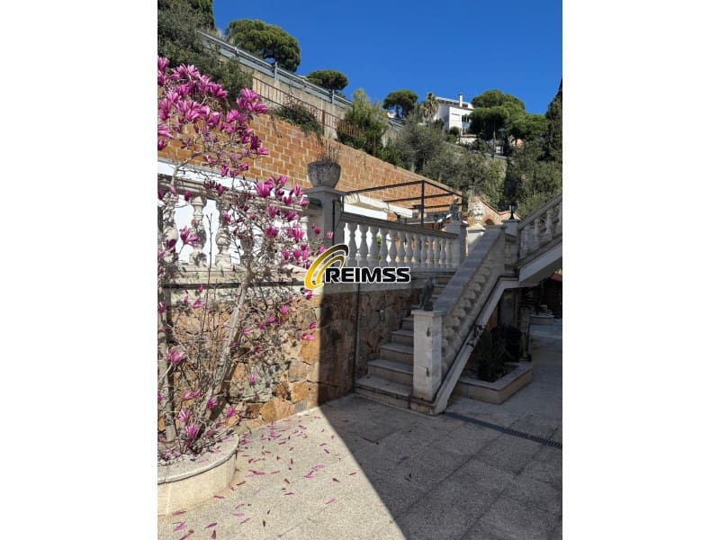 5 bedroom Villa for sale in Lloret de Mar with garage - € 524,000 (Ref: 9794379)