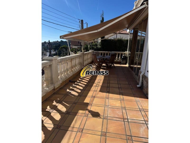 5 bedroom Villa for sale in Lloret de Mar with garage - € 524,000 (Ref: 9794379)