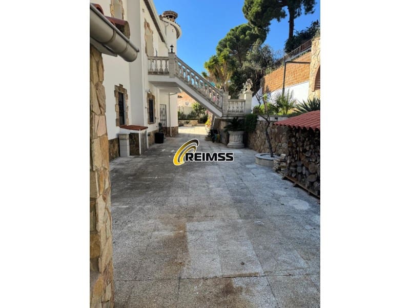 5 bedroom Villa for sale in Lloret de Mar with garage - € 524,000 (Ref: 9794379)