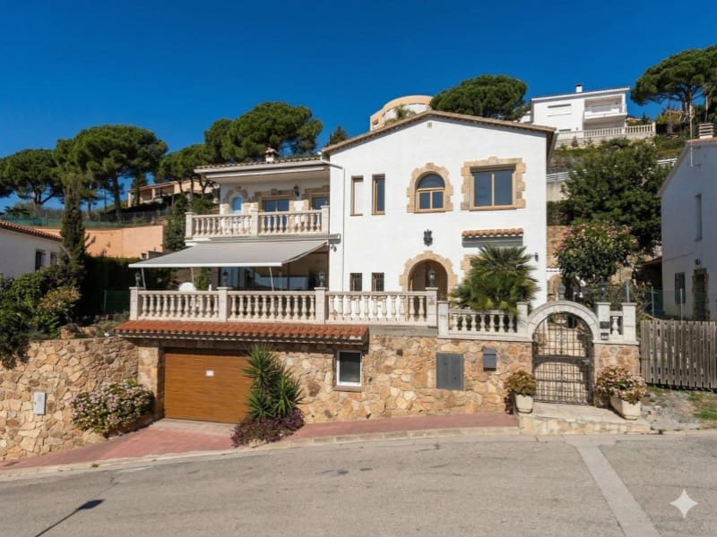 5 soveværelse Villa til salg i Lloret de Mar med swimmingpool garage - € 509.000 (Ref: 9794379)