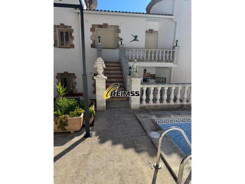 5 soveværelse Villa til salg i Lloret de Mar med swimmingpool garage - € 509.000 (Ref: 9794379)