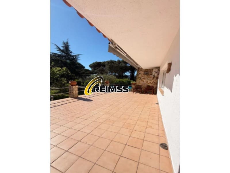 3 bedroom Villa for sale in Santa Cristina d'Aro with garage - € 350,000 (Ref: 9822436)